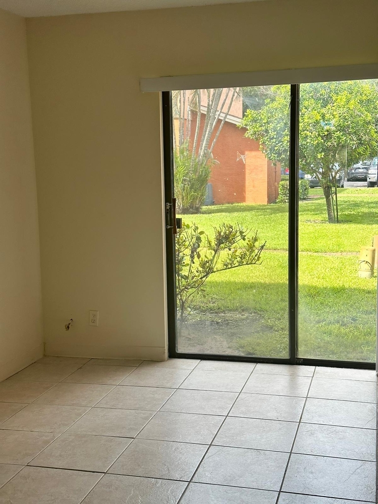 50 Se 12th Street - Photo 1