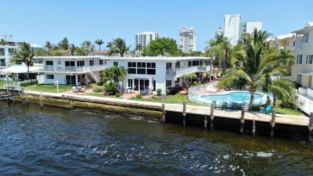 1001 S Riverside Drive - Photo 1