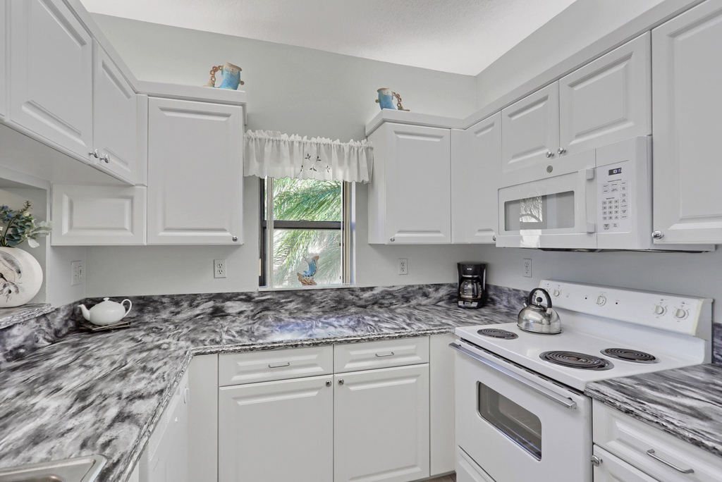 800 Uno Lago Drive - Photo 8