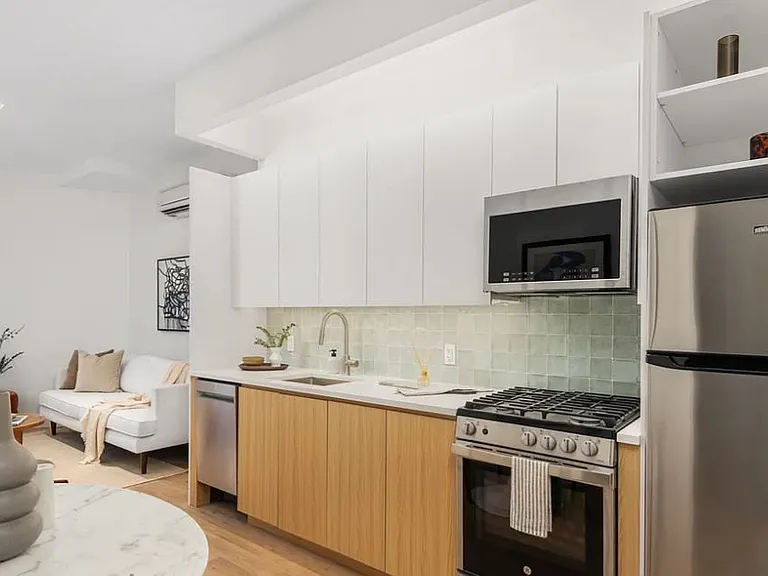 58 Vanderbilt Avenue - Photo 2