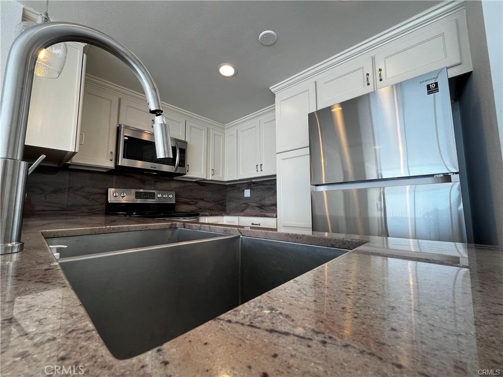 700 E Ocean - Photo 32