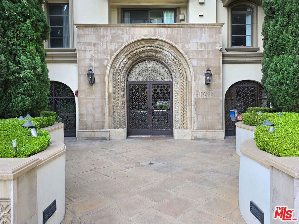 10795 Wilshire Boulevard - Photo 1