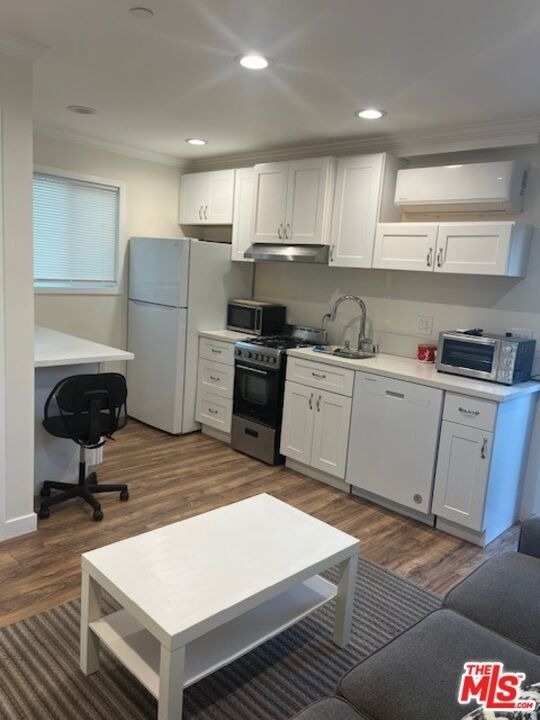 15524 Sylvan Street - Photo 2