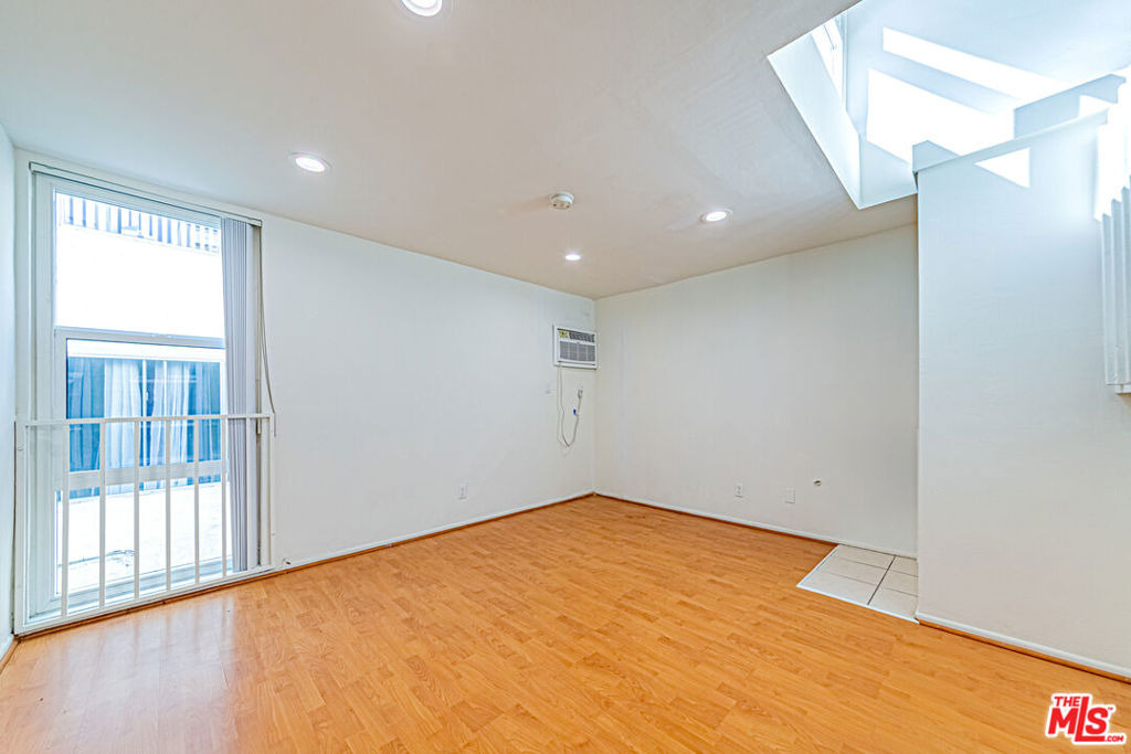 933 S Manhattan Place - Photo 6