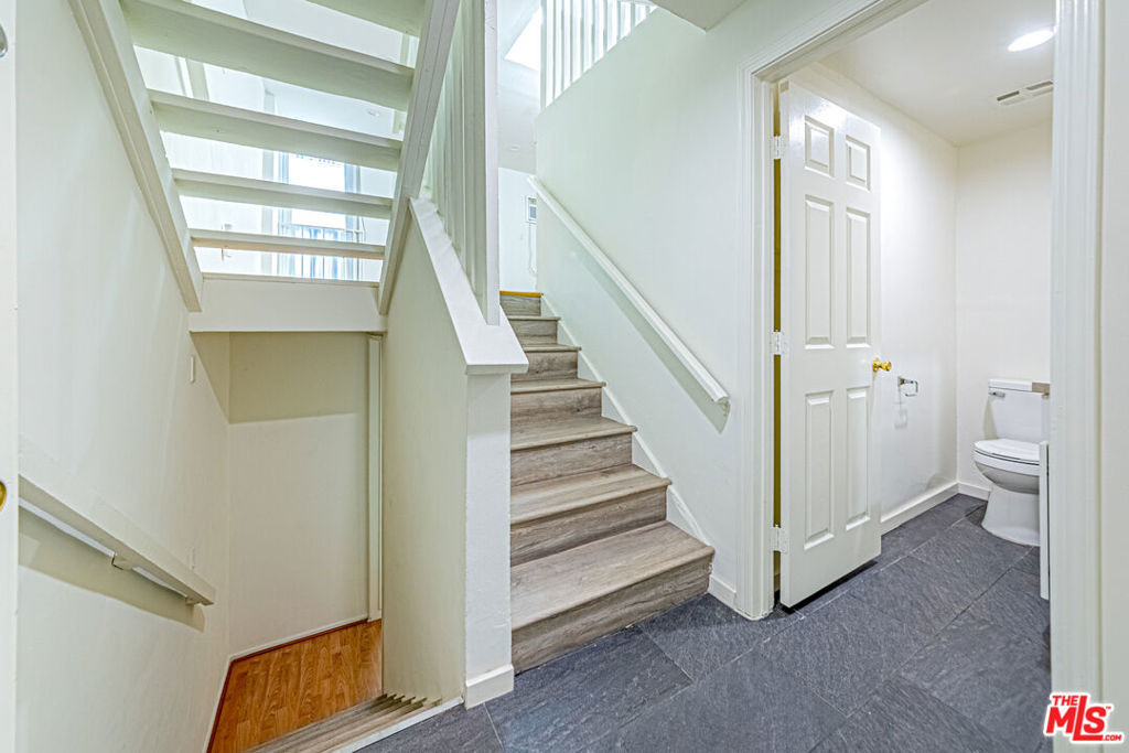 933 S Manhattan Place - Photo 2