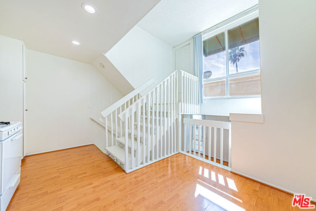 933 S Manhattan Place - Photo 10