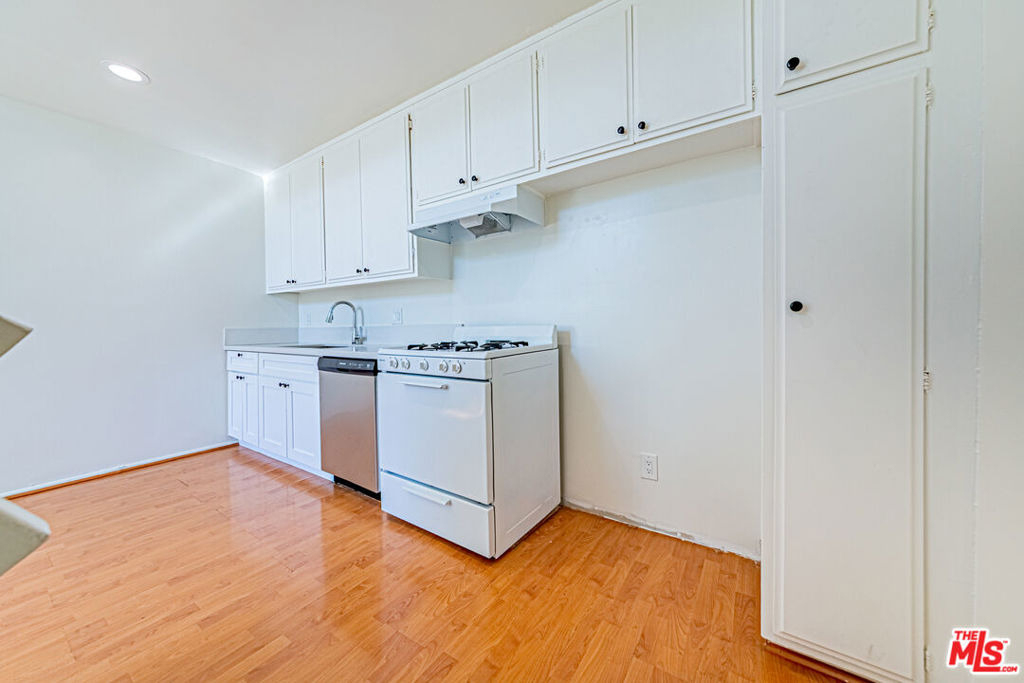 933 S Manhattan Place - Photo 7