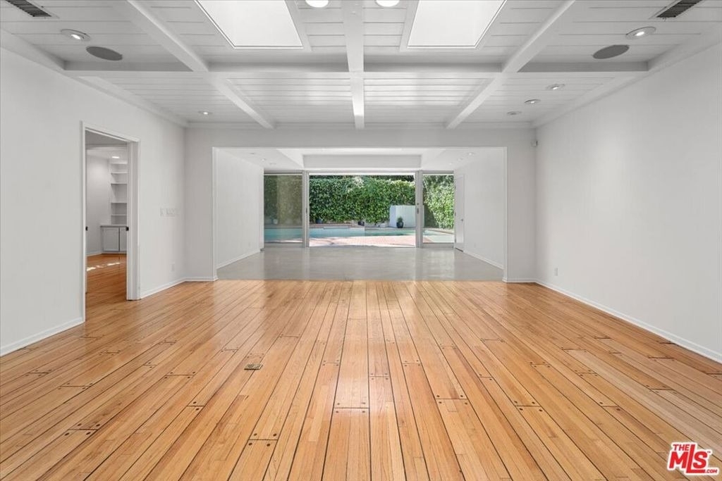 4031 Hollyline Avenue - Photo 5