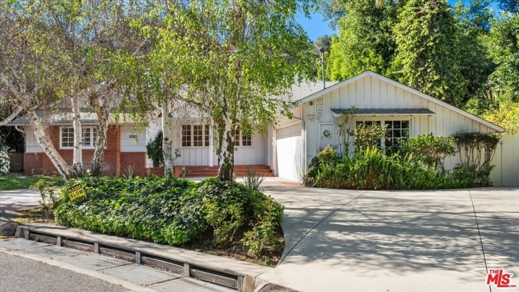4031 Hollyline Avenue - Photo 0