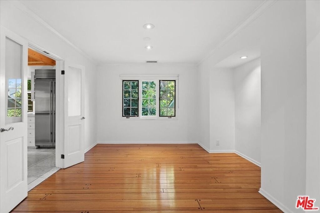 4031 Hollyline Avenue - Photo 4