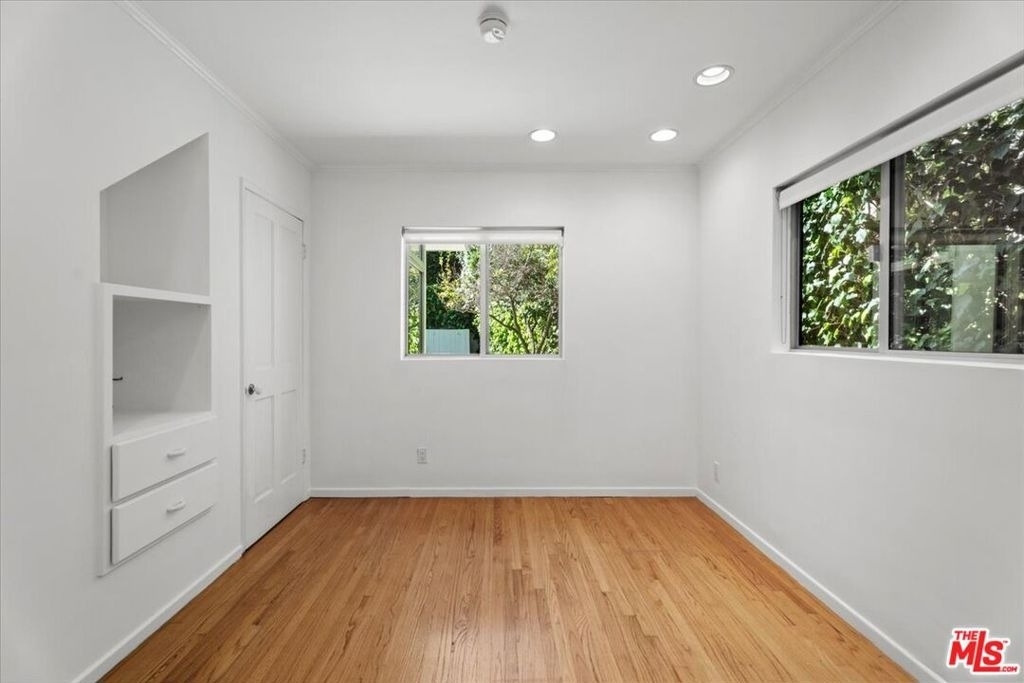 4031 Hollyline Avenue - Photo 13