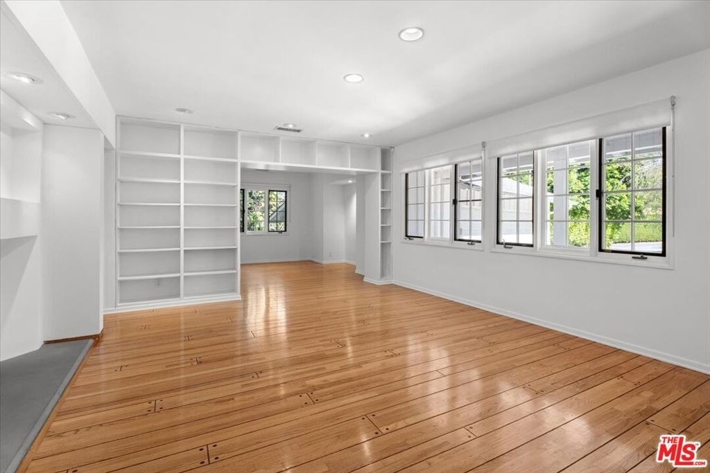 4031 Hollyline Avenue - Photo 3