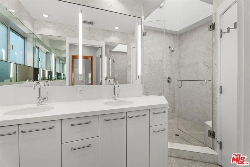 4031 Hollyline Avenue - Photo 17