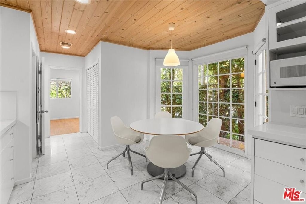 4031 Hollyline Avenue - Photo 11