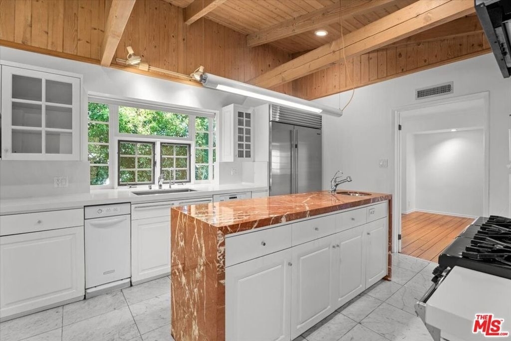 4031 Hollyline Avenue - Photo 9