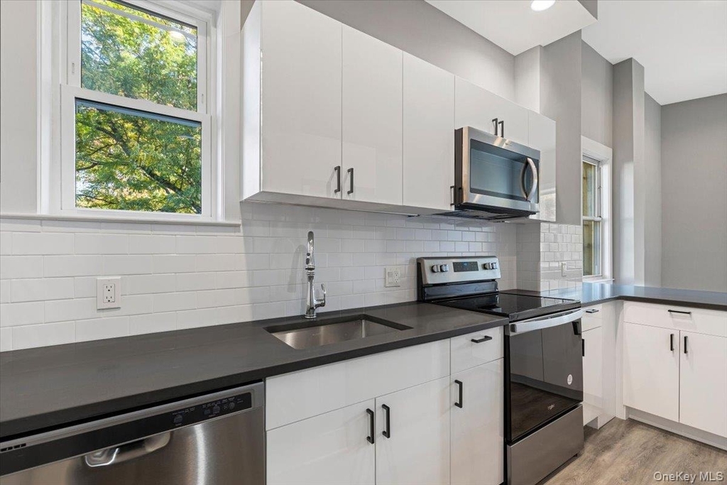 47 Beekman Avenue - Photo 1