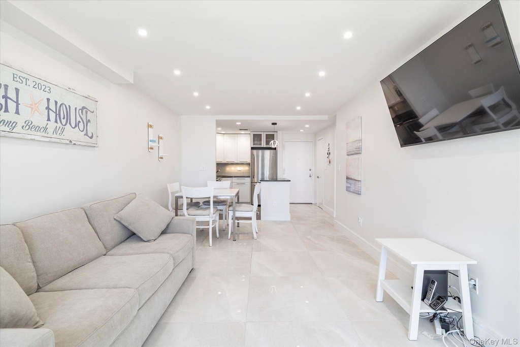 450 W Broadway - Photo 4