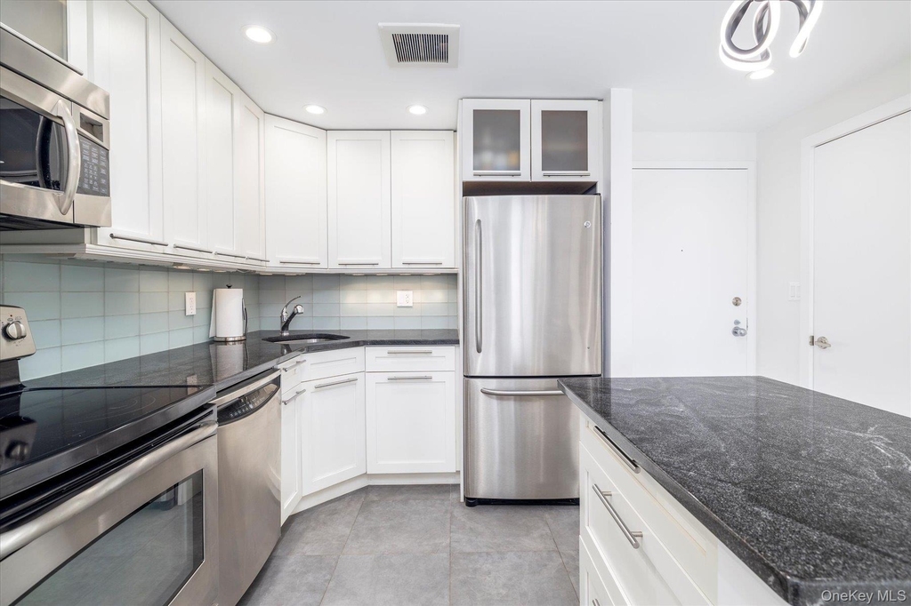450 W Broadway - Photo 8