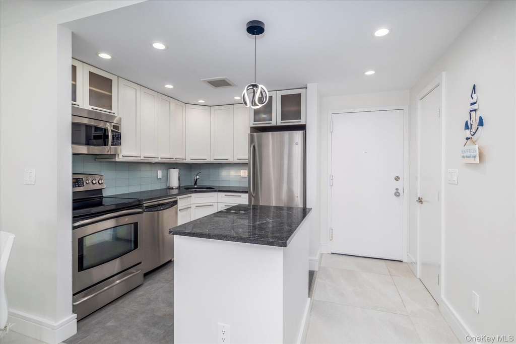450 W Broadway - Photo 6
