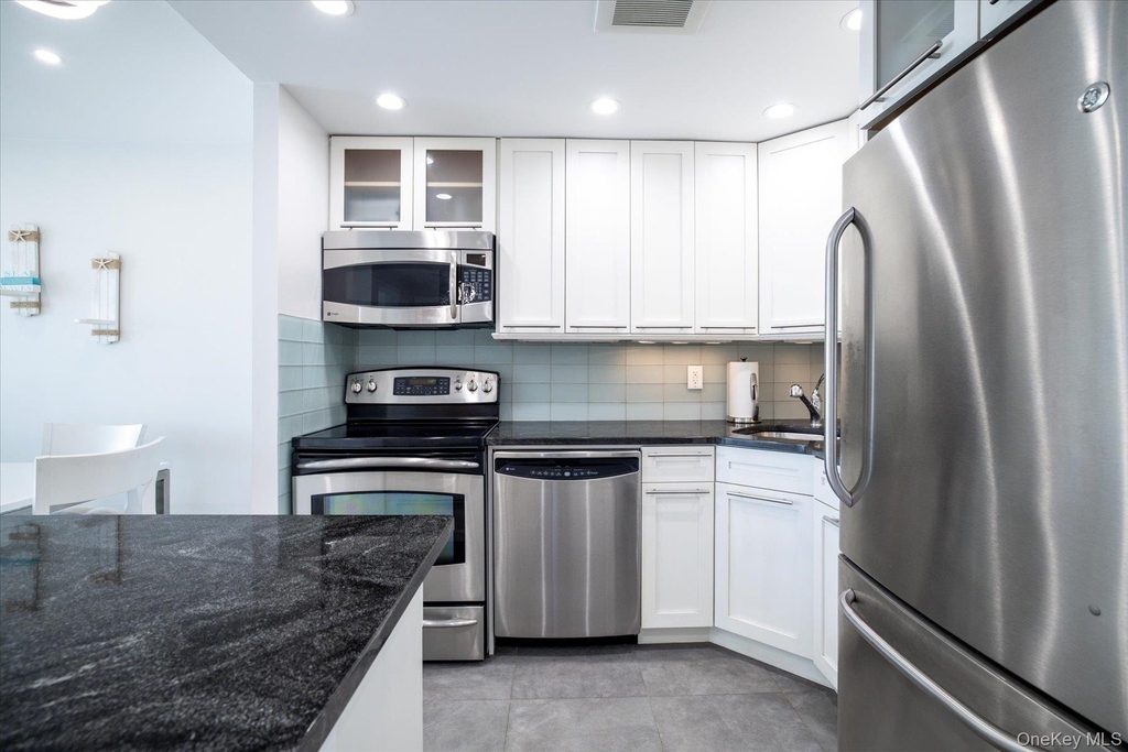 450 W Broadway - Photo 7
