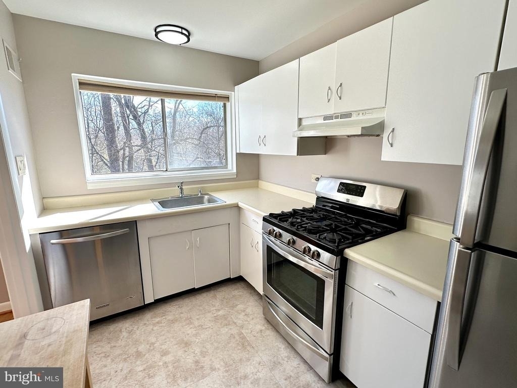 10670 Weymouth Street - Photo 3