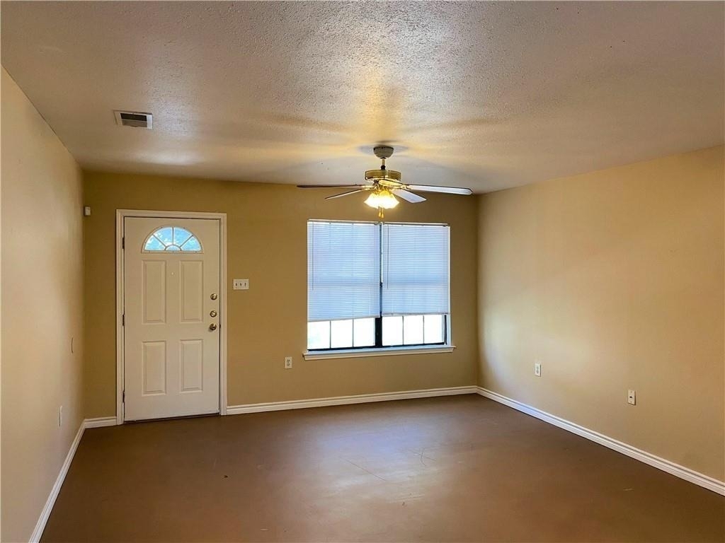 204 Hall St - Photo 3