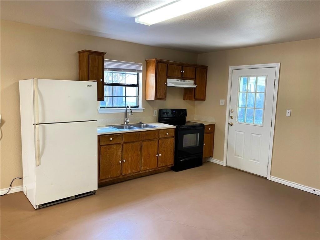 204 Hall St - Photo 2