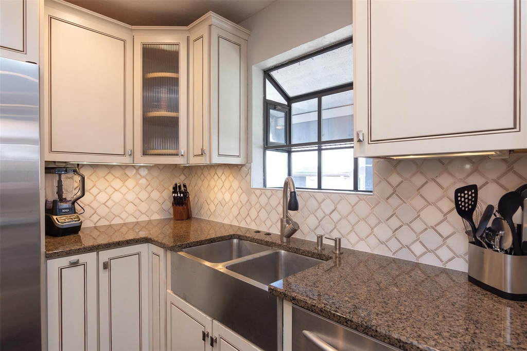 2410 Enfield Rd - Photo 19