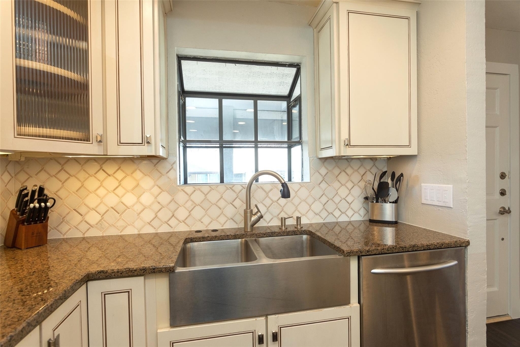 2410 Enfield Rd - Photo 15