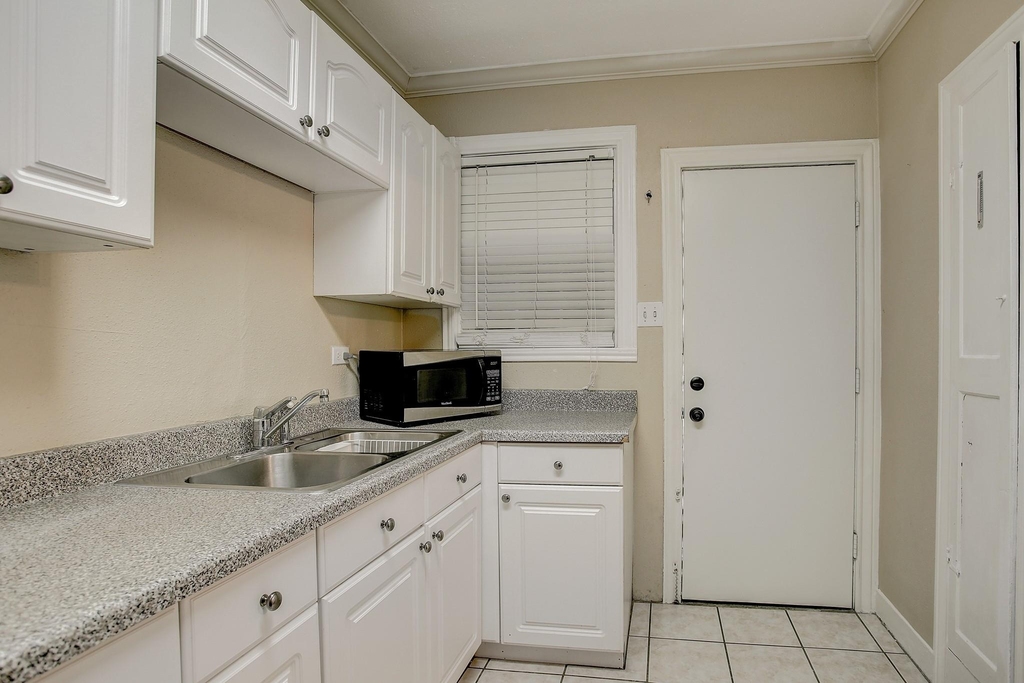 1935 Richmond Avenue - Photo 0