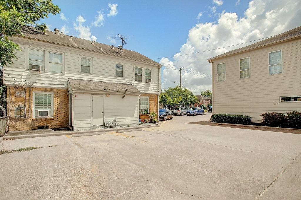 1935 Richmond Avenue - Photo 9