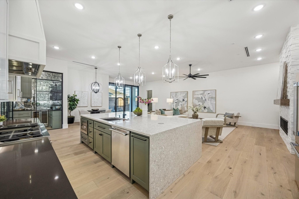 431 W 30th Street - Photo 6