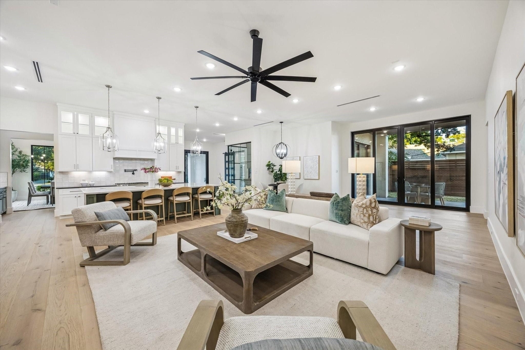 431 W 30th Street - Photo 4