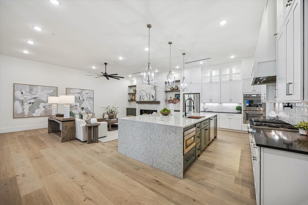431 W 30th Street - Photo 5