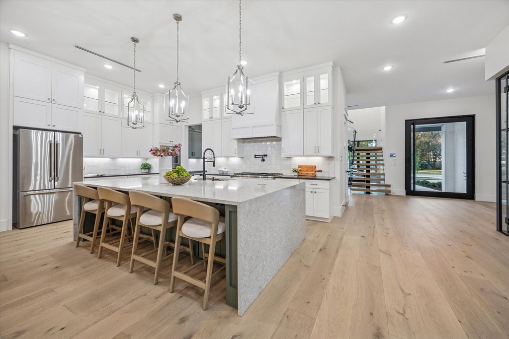 431 W 30th Street - Photo 2