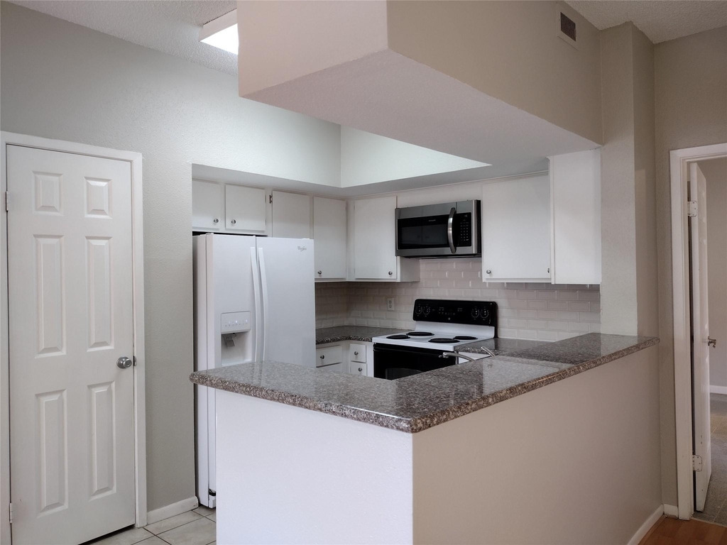 10855 Meadowglen Lane - Photo 4