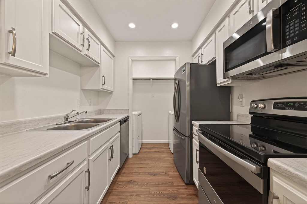 8801 Hammerly Boulevard - Photo 7
