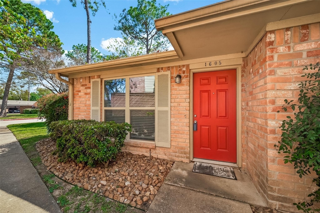 8801 Hammerly Boulevard - Photo 1