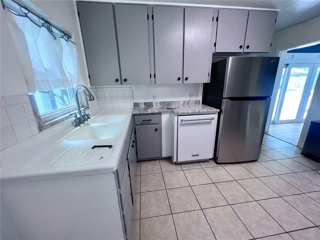 2707 Nw 4th Avenue - Photo 2