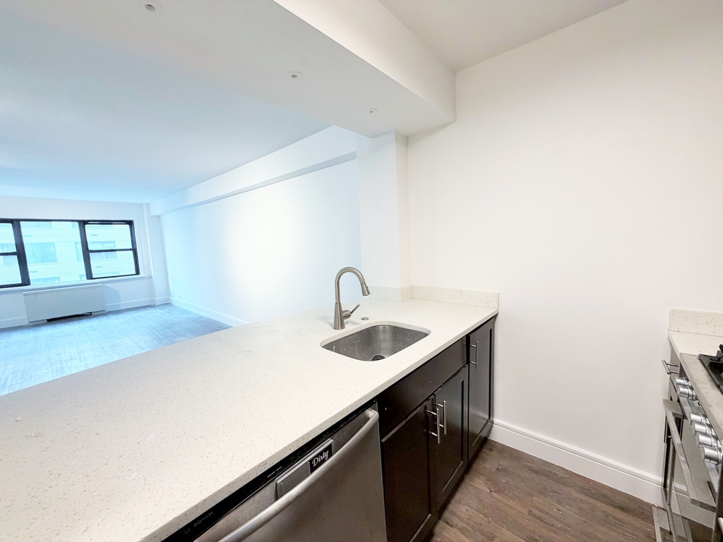 East 63rd Street - Photo 5