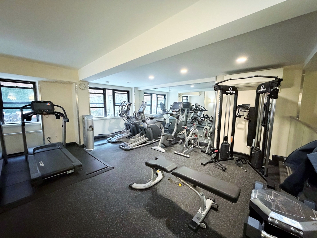 East 63rd Street - Photo 11