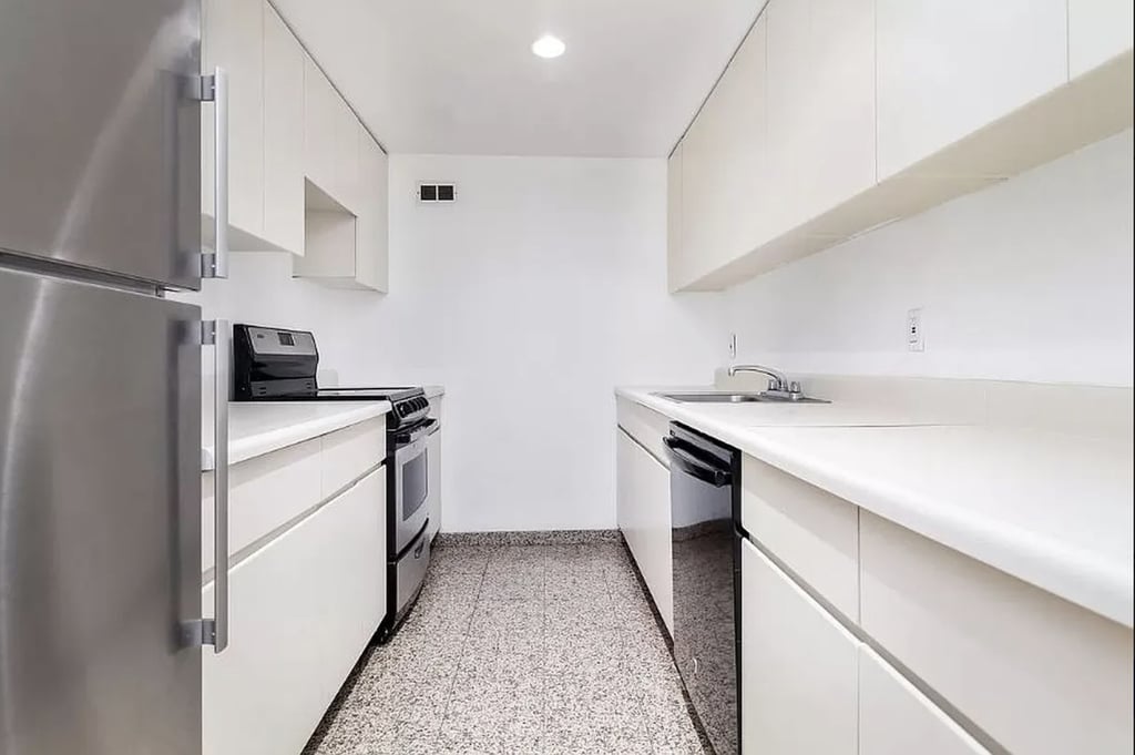 207 East 37th Street - Photo 3