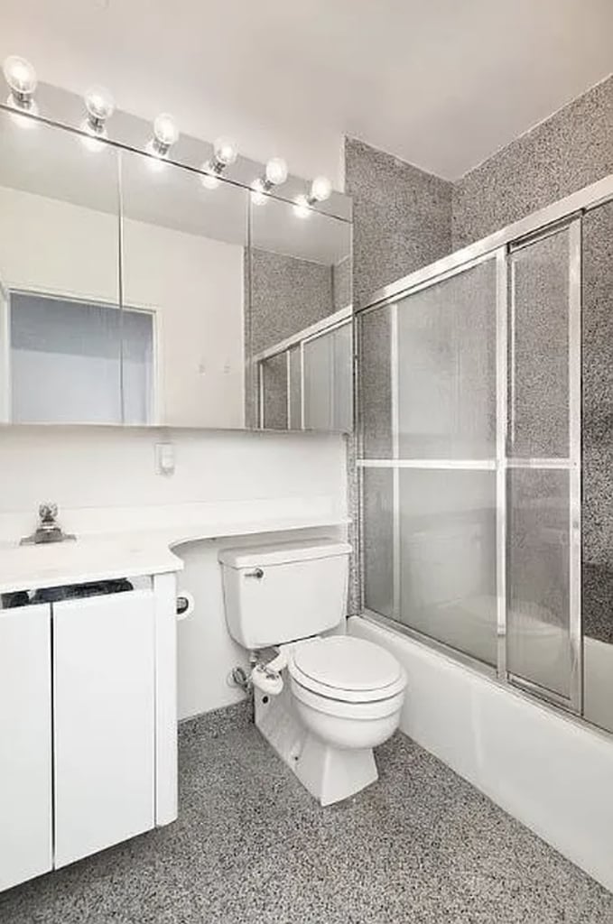 207 East 37th Street - Photo 4