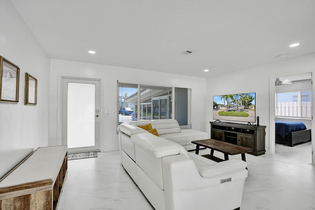 1633 Se 5th Court - Photo 3