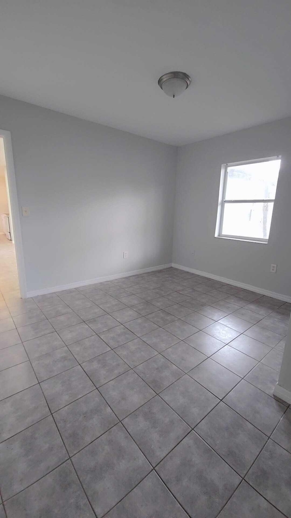 621 Nw 5th Avenue - Photo 0