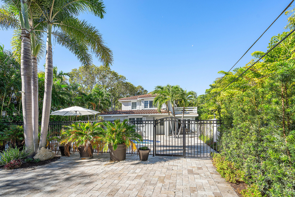 820 Palm Trail - Photo 0