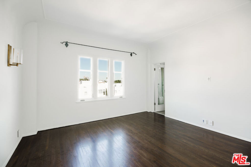 1302 N Sweetzer Avenue - Photo 2