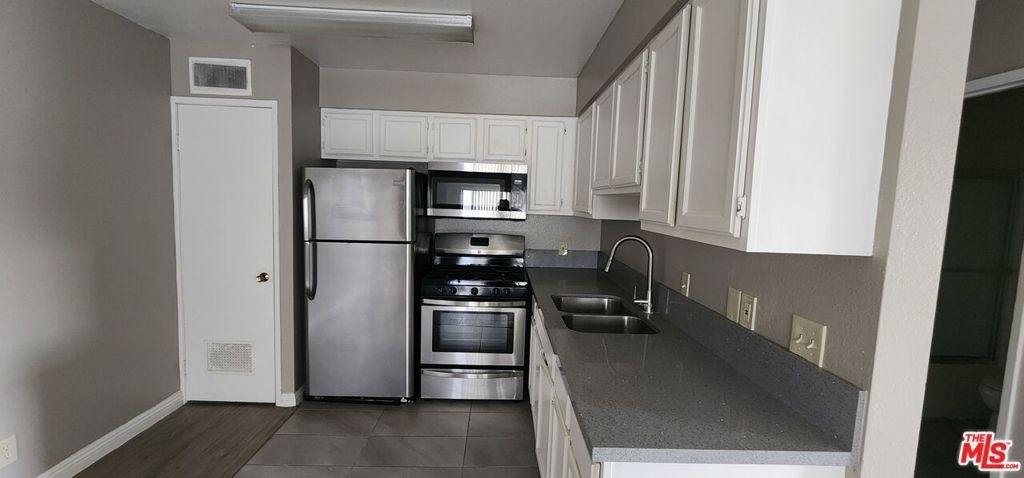 820 S St Andrews Place - Photo 0