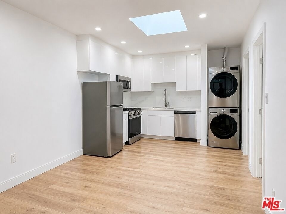 233 N Berendo Street - Photo 2