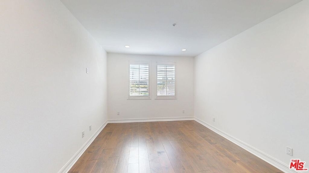 14242 Burbank Boulevard - Photo 7